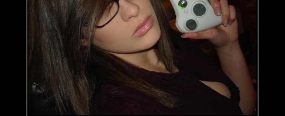 1559 - attractive gamer girl taken